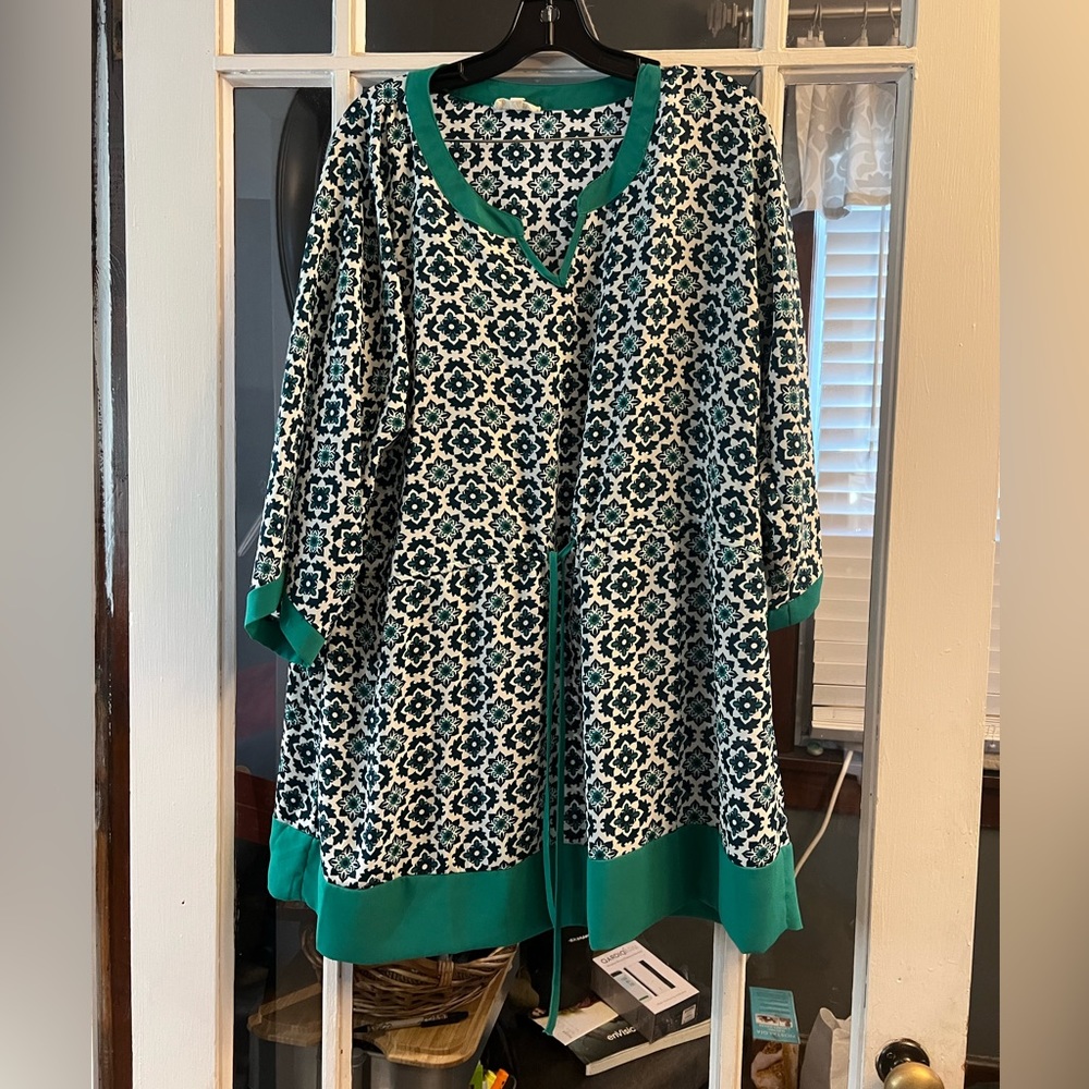 Size XL tunic with adjustable waist tie. Very flattering.
